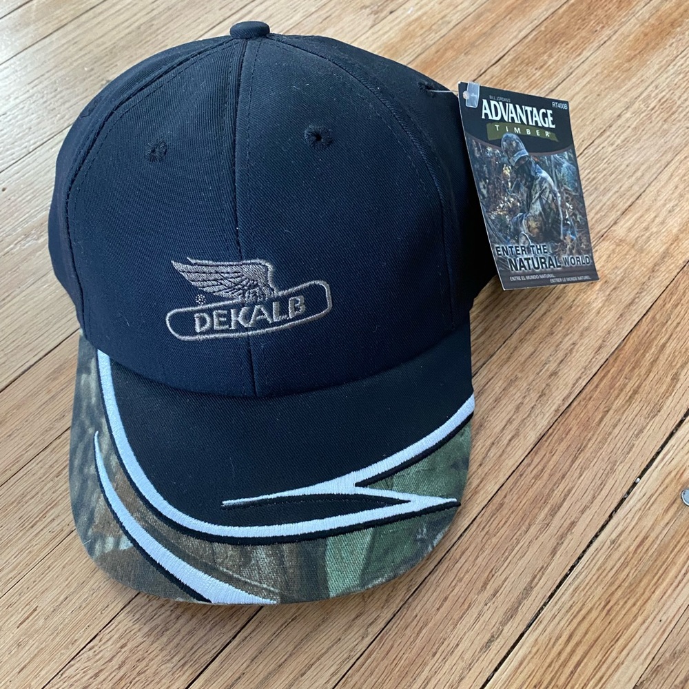 NWT Dekalb snap back cab | black and camouflage camo